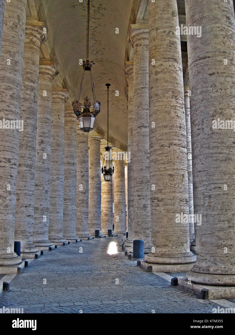La Colonnade du Bernin est une caractéristique architecturale importante de la place Pierre dans la Cité du Vatican. Conçu par Gian Lorenzo Bernini, c'est un chef-d'œuvre de l'architecture baroque. Banque D'Images