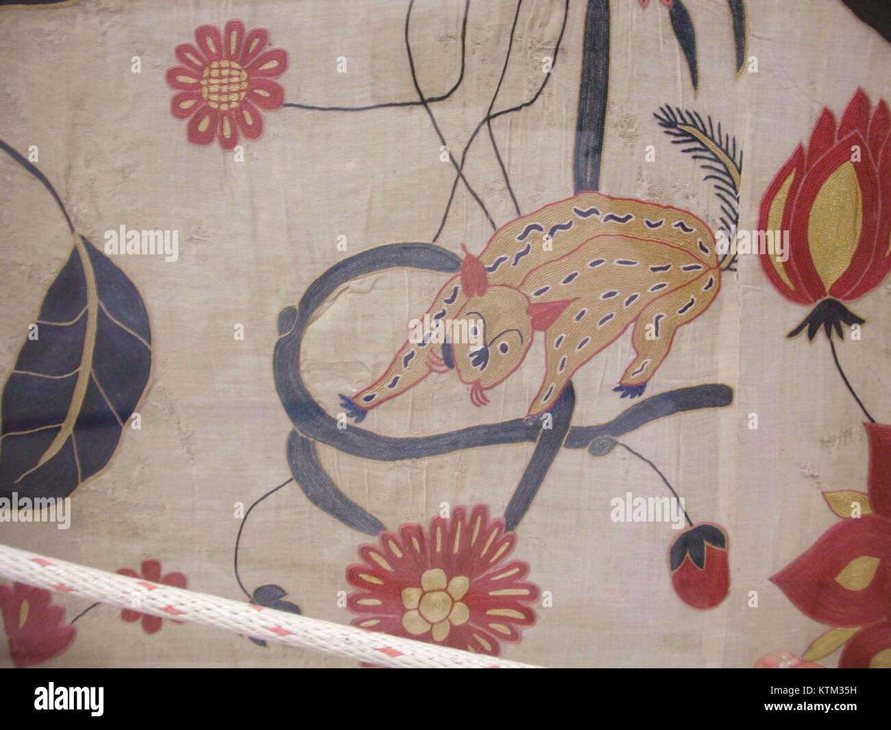 Ce couvre-lit ou accroche murale du Metropolitan Museum of Art est un exemple de l'art textile du 19ème siècle. Il démontre un savoir-faire artisanal et un design décoratif, illustrant les sensibilités artistiques de l'époque. Banque D'Images