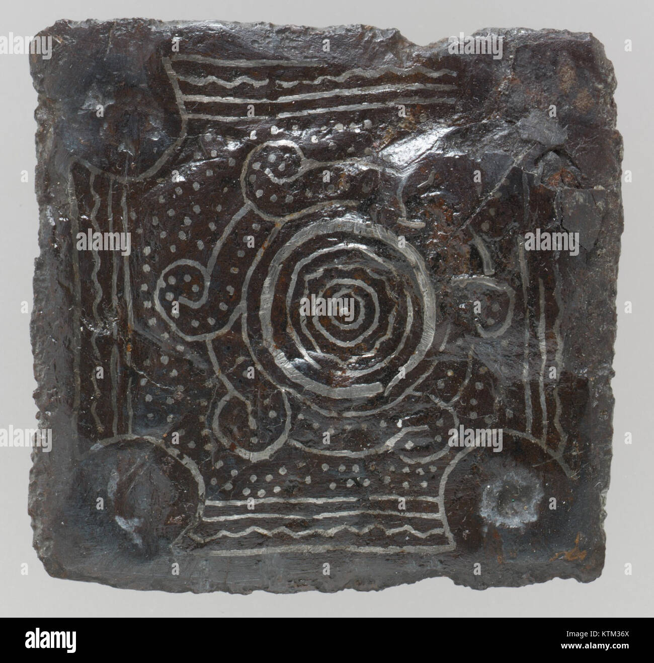 Cette plaque arrière d'une boucle de ceinture, logée dans la collection du Metropolitan Museum of Art, illustre le design artistique et les techniques de métallurgie utilisées dans la création d'accessoires de mode fonctionnels. Banque D'Images