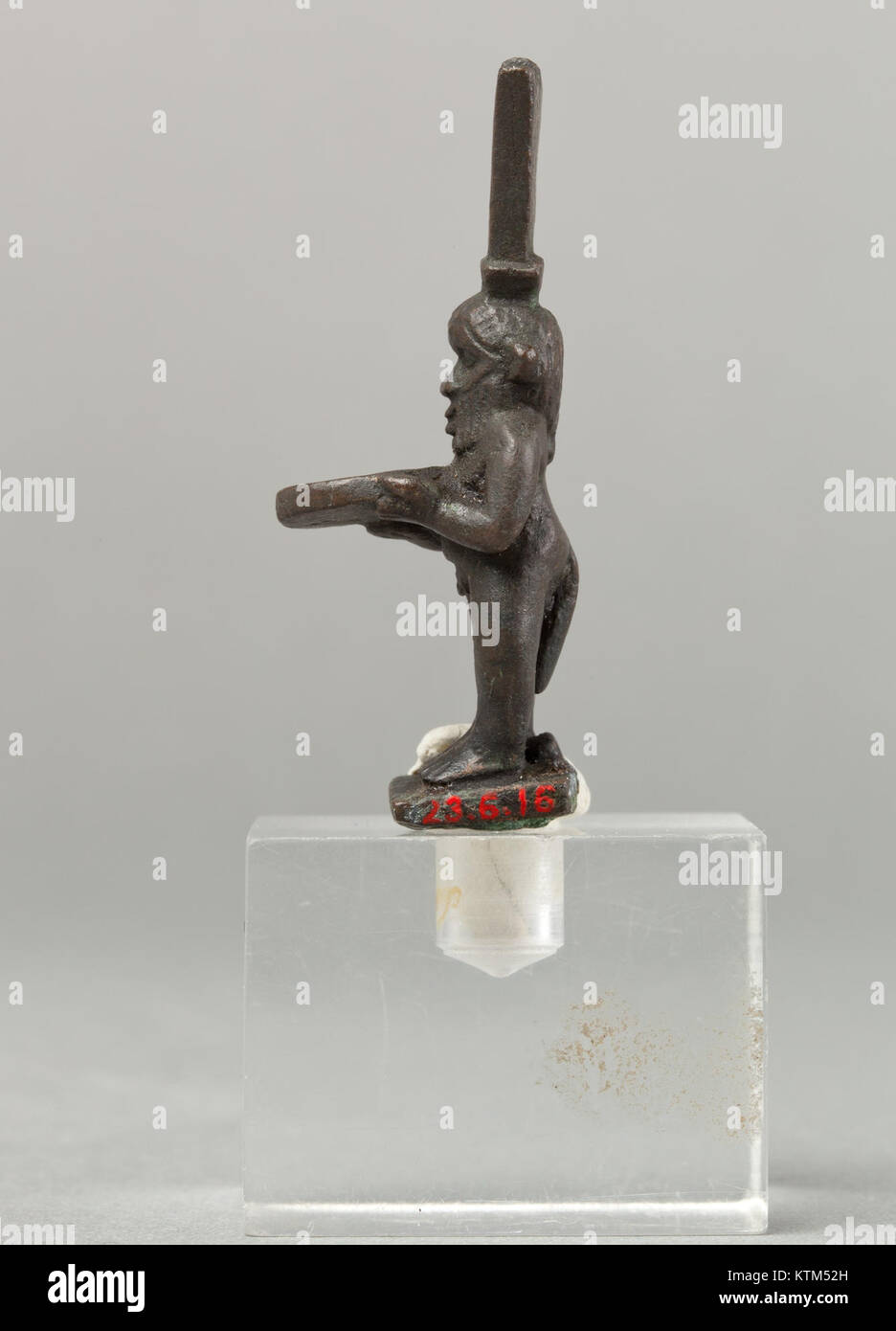 Cette œuvre représente une figure nommée Bes, un Dieu égyptien ancien, jouant d'un tambourin. La pièce, qui fait partie de la collection du Metropolitan Museum of Art, présente l'art religieux égyptien et la culture musicale. Banque D'Images