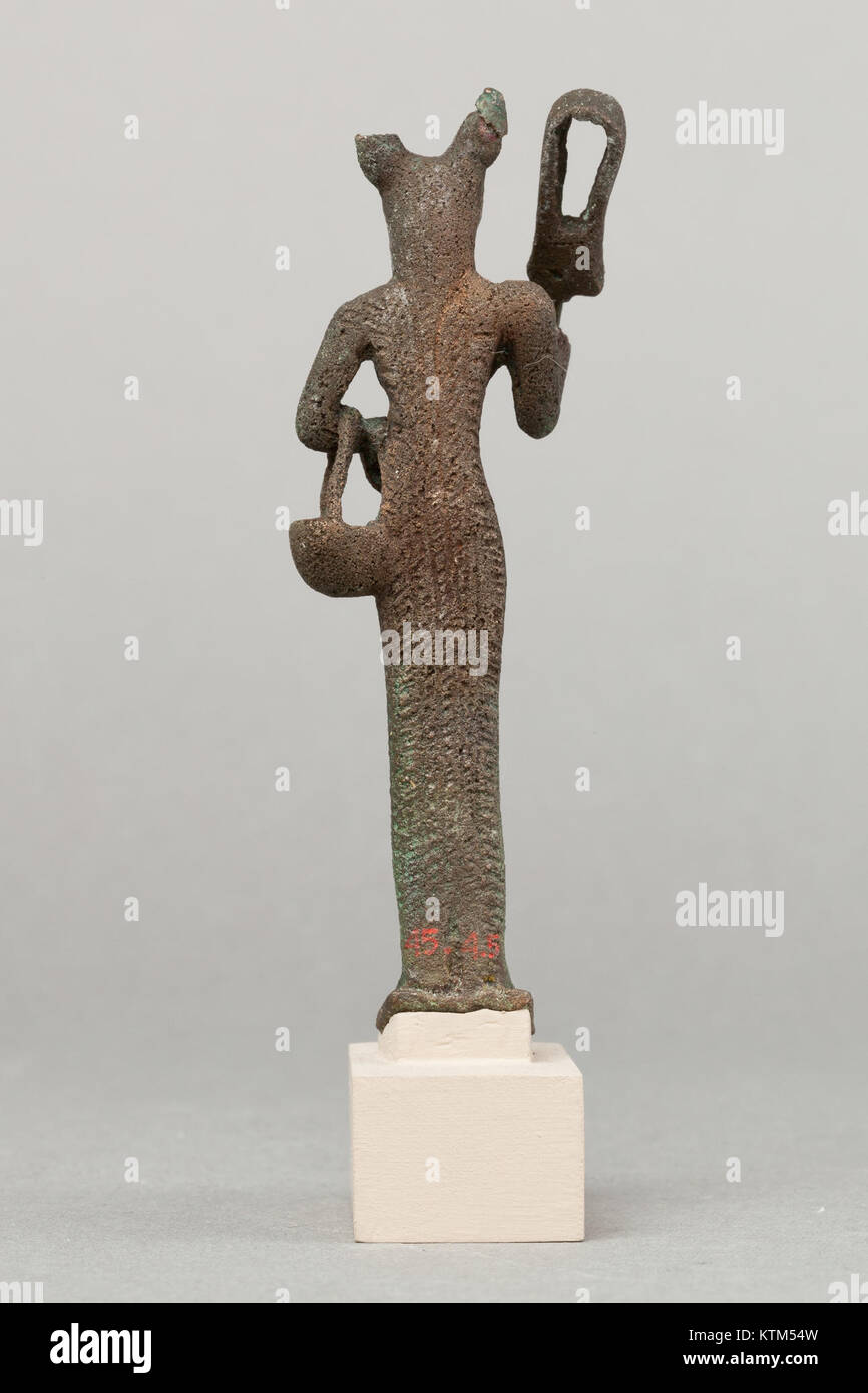 Cet artefact égyptien antique représente la déesse Bastet tenant un sistrum, un instrument de musique utilisé dans les cérémonies religieuses. Bastet est souvent associé à la protection, à la musique et à la danse dans la mythologie égyptienne. Banque D'Images