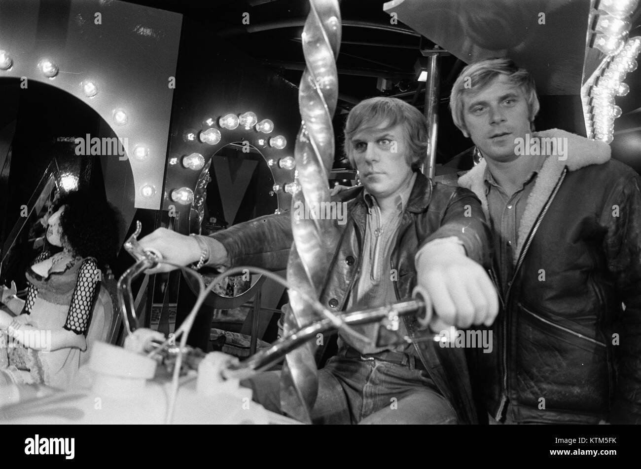 Cette image montre des célébrités regardant leurs figures de cire au musée Madame Tussauds à Amsterdam. Le musée est célèbre pour ses répliques de cire réalistes d'individus éminents de divers domaines. Banque D'Images