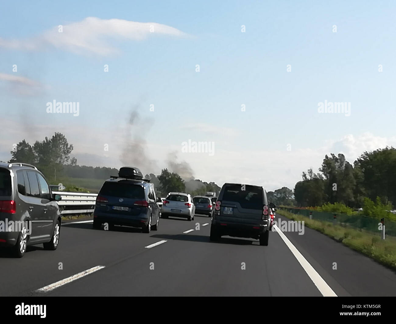 L'incendie de l'autoroute A4 en 2017 impliquait un incendie de véhicule qui s'est produit sur un tronçon de l'autoroute A4. L'événement est important car il met en lumière la sécurité incendie et les incidents routiers. Banque D'Images