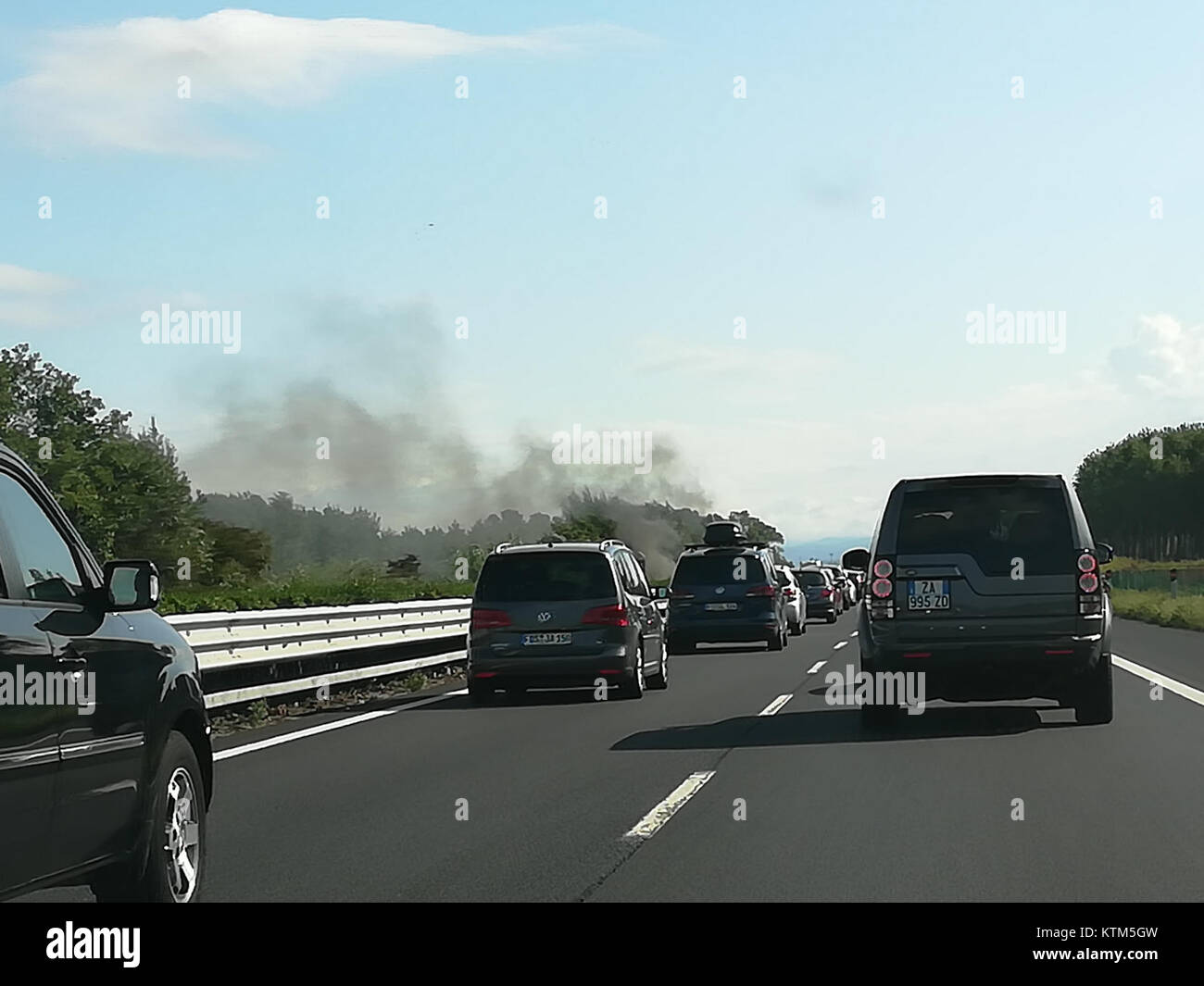 Cette image représente un incendie de voiture sur l'autoroute A4 en 2017. L'incident met en lumière les dangers de la circulation routière et les dangers potentiels associés aux véhicules. Banque D'Images