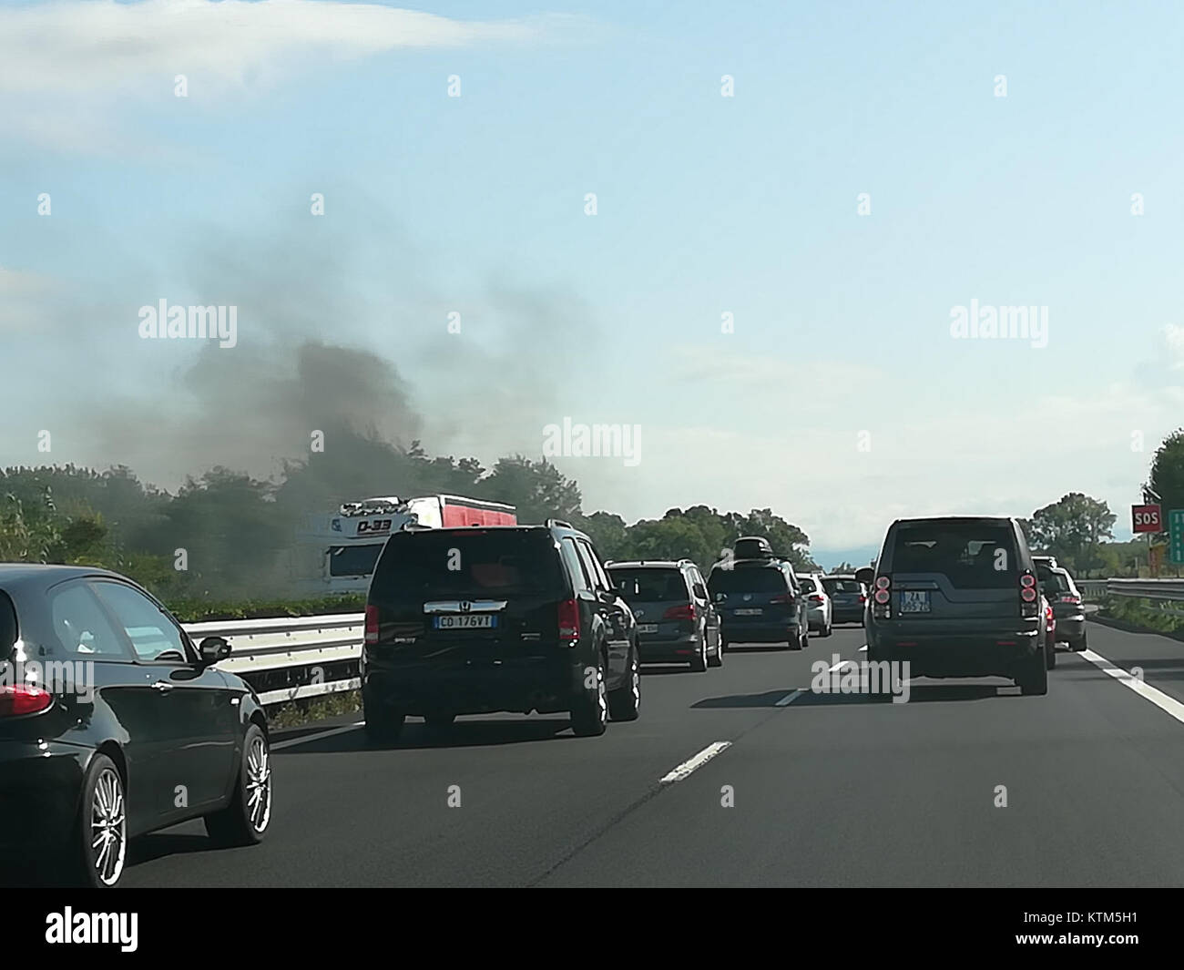 Cette image capture une automobile A4 enflammée dans un incident dramatique sur la route. L'incendie s'est produit en 2017, mettant en évidence les préoccupations concernant la sécurité des véhicules et les risques d'incendie associés aux accidents automobiles. Banque D'Images