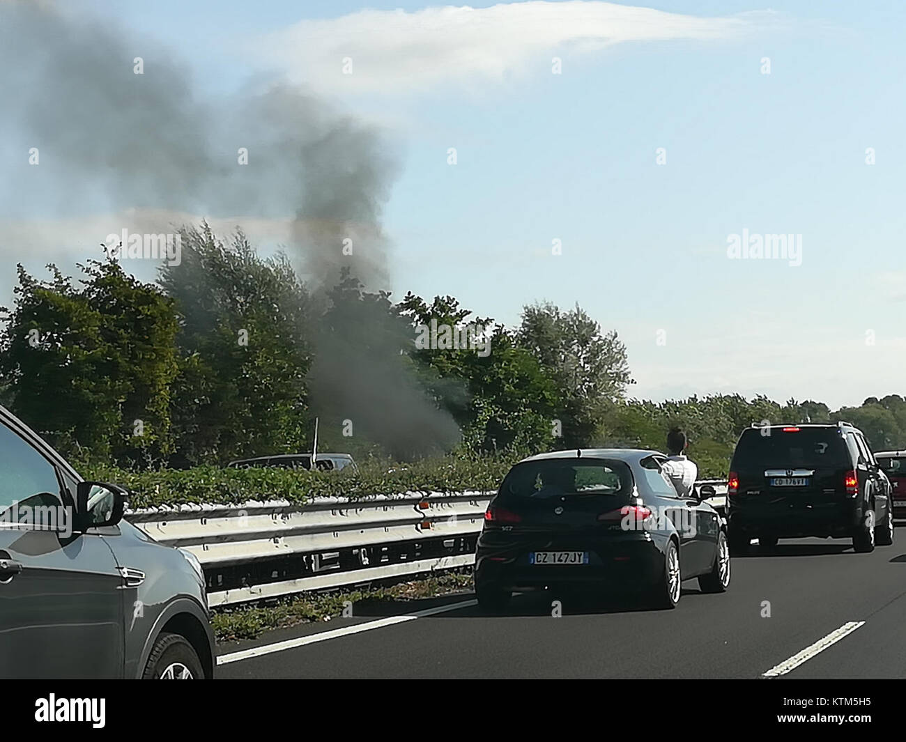Cette image représente un incendie de voiture sur l'autoroute A4 en 2017. L'événement capte l'intensité d'un incendie de véhicule et la réaction à celui-ci sur une route importante de la région. Banque D'Images