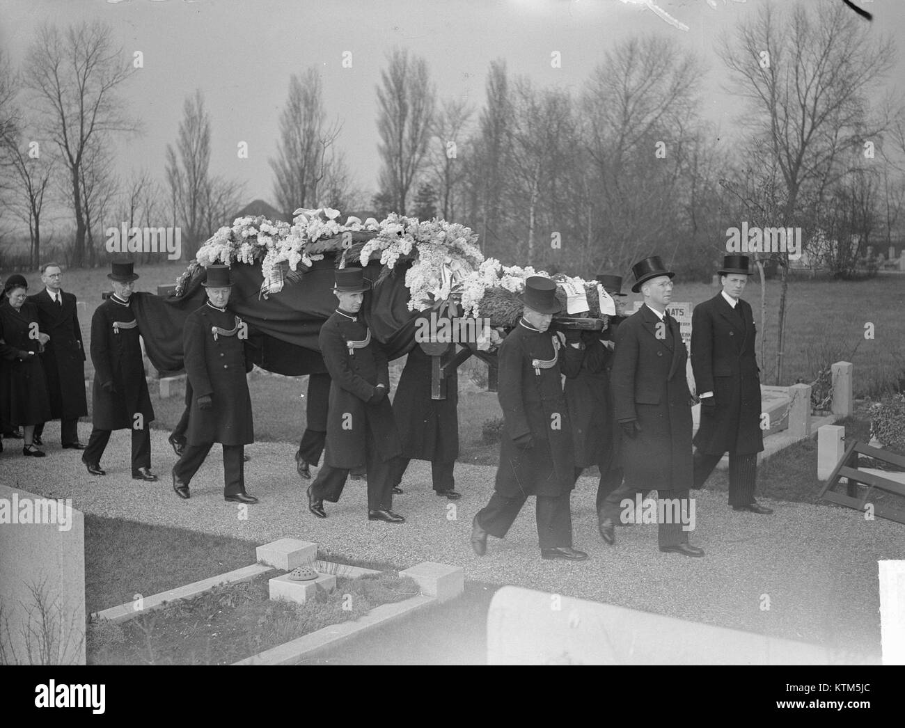Cette image montre les funérailles de G. Smit, un personnage marin. Il fait partie d'une plus grande collection historique documentant des événements maritimes importants et des histoires personnelles liées à l'histoire navale. Banque D'Images