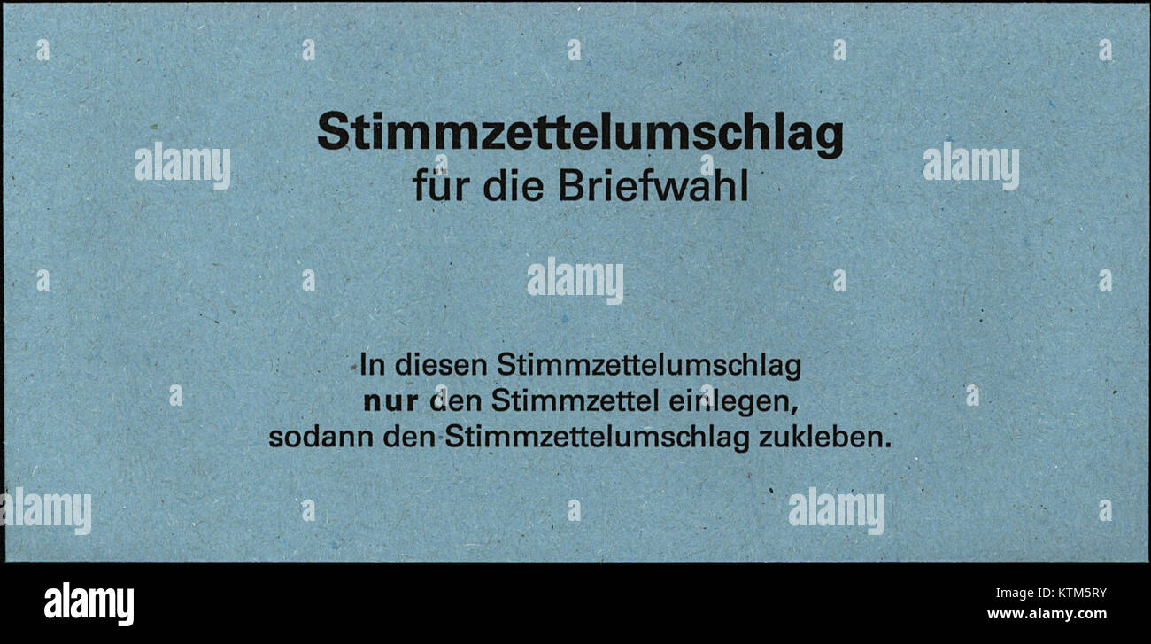 L'élection du Bundestag de 2021 en Allemagne comportait une enveloppe bleue contenant le bulletin de vote. L'enveloppe fait partie du processus officiel de vote aux élections fédérales allemandes, garantissant confidentialité et sécurité. Banque D'Images