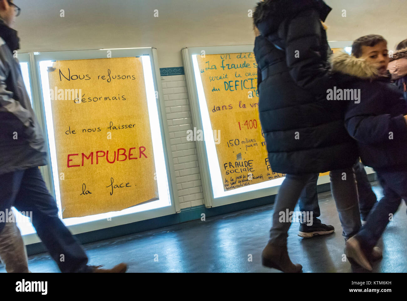 Paris, France, anti-Consommation Publicité française protestataire Art, Métro ad Affiches sur le mur, dans le couloir de la gare des Invalides Banque D'Images