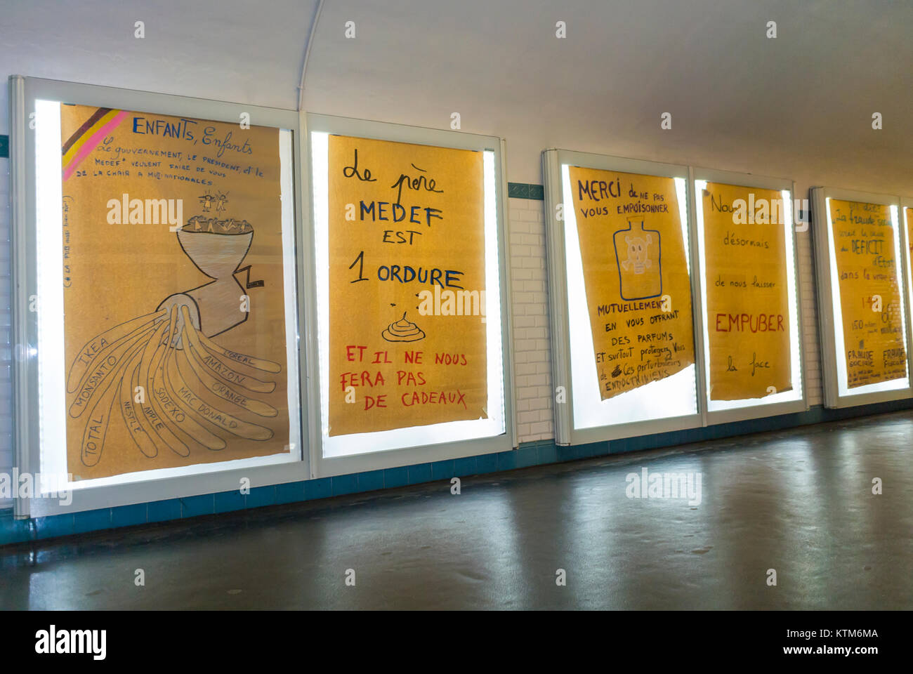 Paris, France, manifestation publicitaire anti-française, affiches de métro, dans le couloir de la gare des Invalides, manifestation d'art activiste Banque D'Images