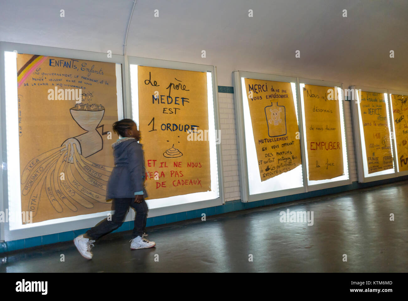 Paris, France, la publicité anti-française proteste Art, Metro ad Affiches on Wall, Walking in vestibule of Invalides Station, manifestations france Banque D'Images