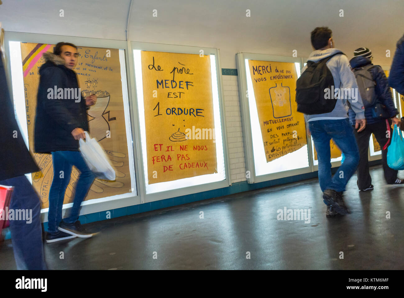 Paris, France, anti French Advertising Protest Art, Metro ad Affiches sur le mur, dans le couloir de la gare des Invalides, des panneaux d'affichage activistes gens, l'art urbain Banque D'Images