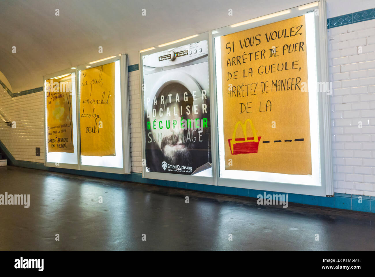 Paris, France, manifestation artistique anti-française de la publicité, Affiches de métro ad , dans la gare de couloir, manifestations militantes Banque D'Images