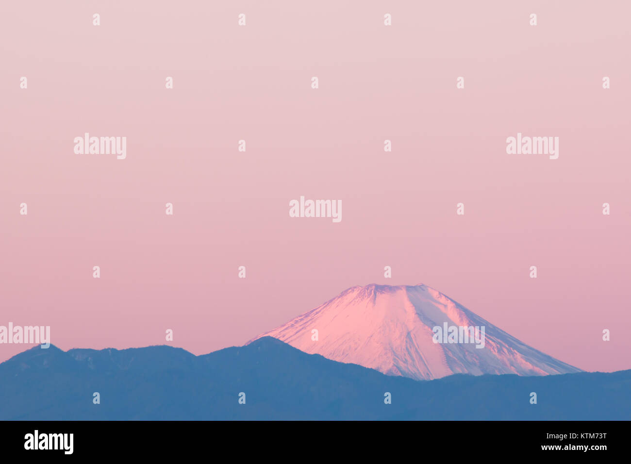 Snow-capped Mt Fuji in early morning light Banque D'Images