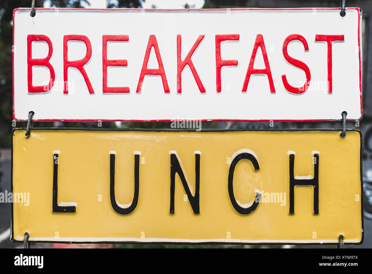 Déjeuner Dîner road sign, vintage style shabby sur plaque de métal Banque D'Images