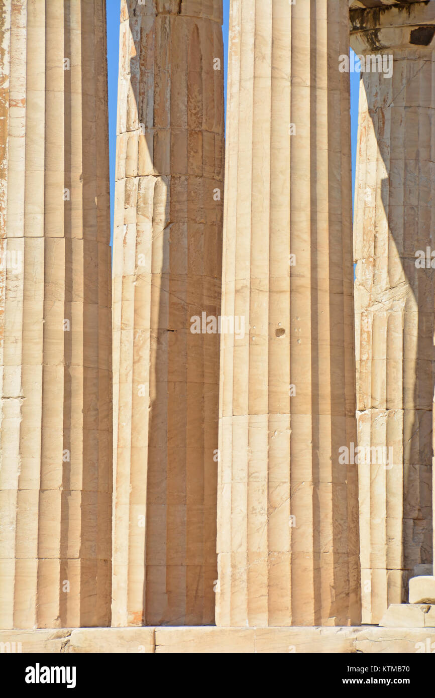 Détail de l'ordre dorique cannelées massives colonnes du Parthénon sur l'acropole d'Athènes, Grèce, Banque D'Images