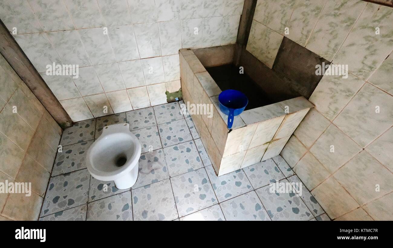 En Asie du Sud-Est Cambodge Battambang Outhouse WC WC Aire de repos paysage rural toilettes privé commode Banque D'Images En Asie du Sud-Est Cambodge Battambang Outhouse WC WC Aire de repos paysage rural toilettes privé commode Banque D'Images
