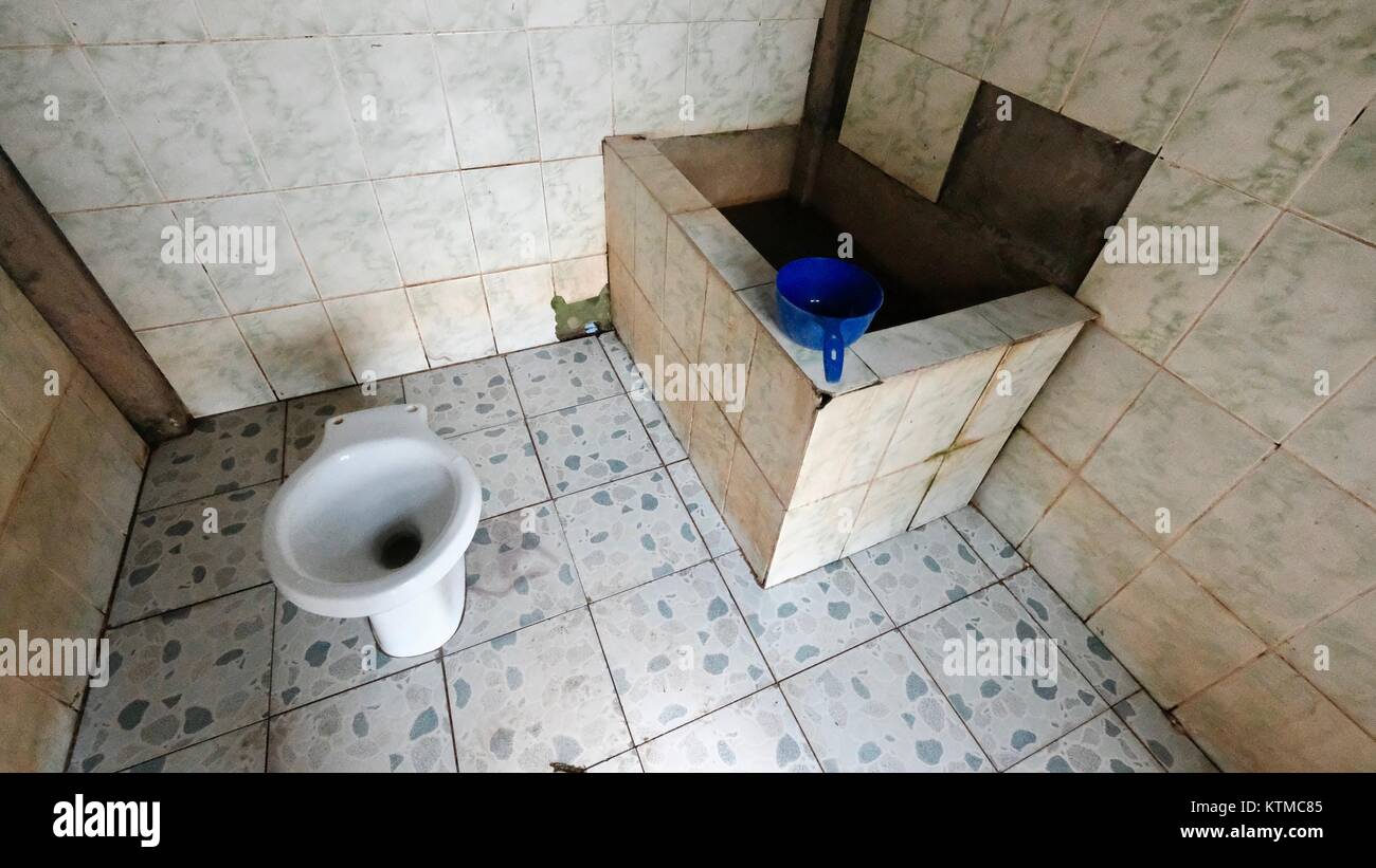 En Asie du Sud-Est Cambodge Battambang Outhouse WC WC Aire de repos paysage rural toilettes privé commode Banque D'Images En Asie du Sud-Est Cambodge Battambang Outhouse WC WC Aire de repos paysage rural toilettes privé commode Banque D'Images