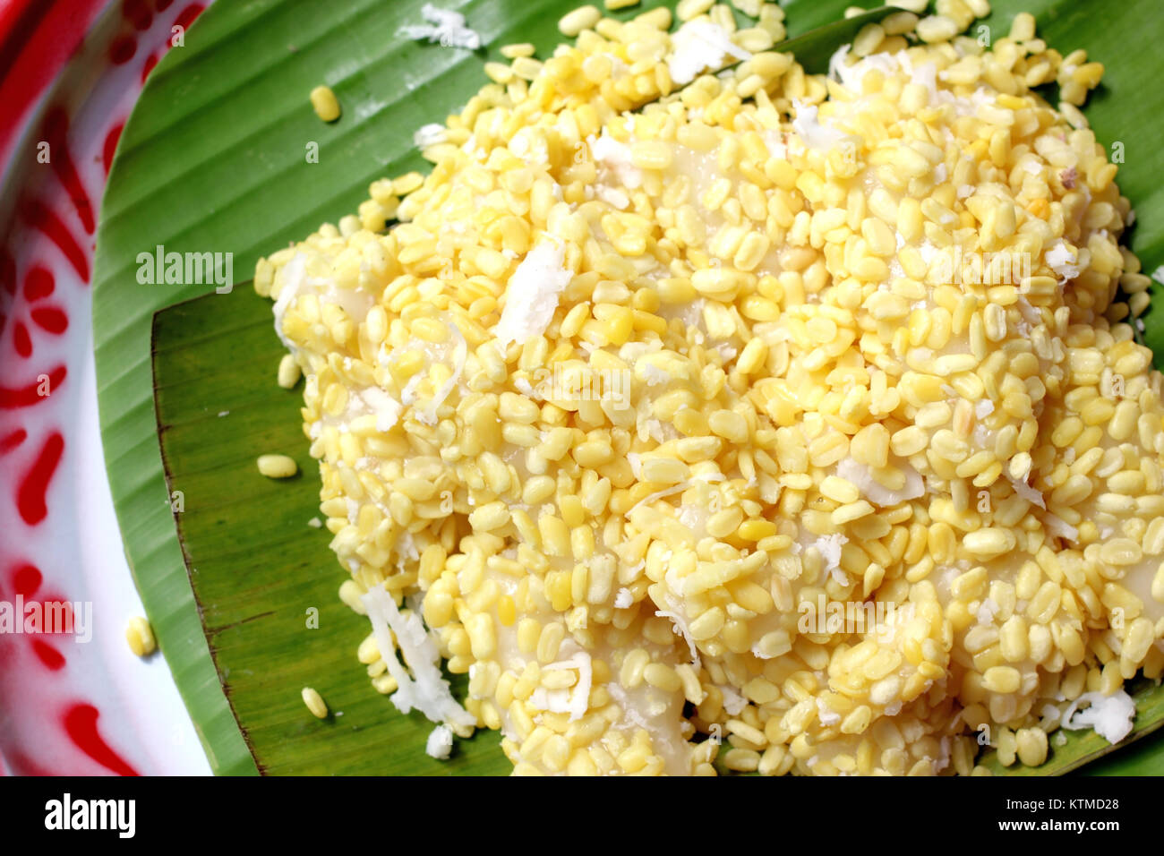Khanom, pap tua Thai dessert crêpe de riz haricots mungo surmonté de sucre Banque D'Images