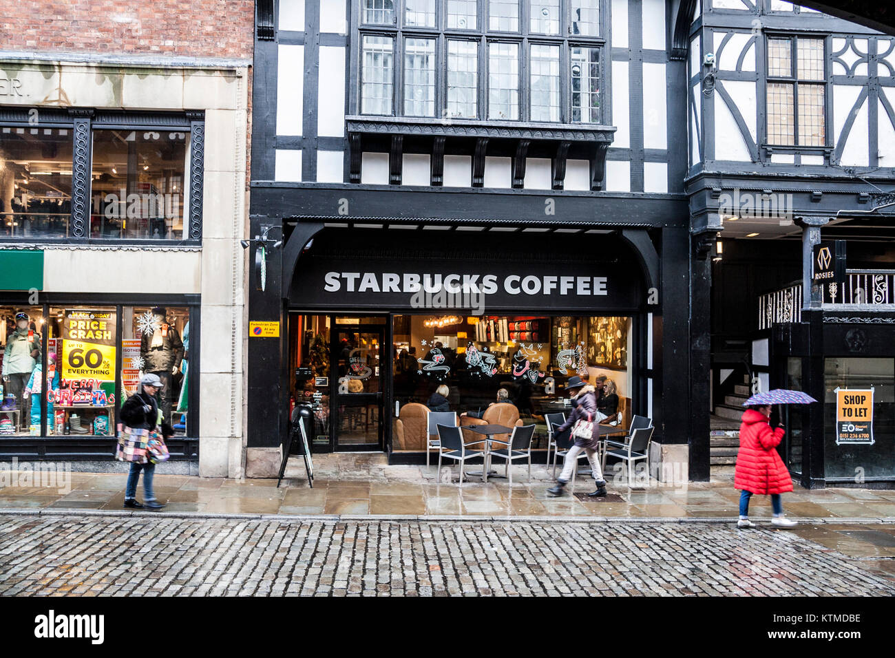 Café Starbucks store front dans un bâtiment de style Tudor, Chester, Cheshire UK Banque D'Images