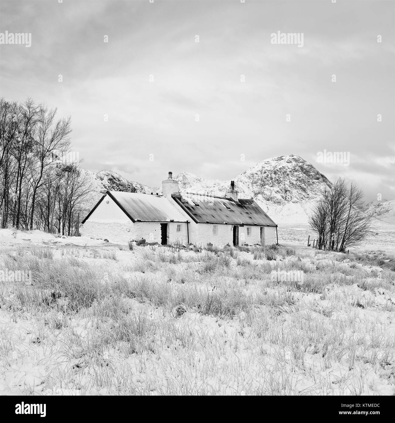 Glencoe au célèbre Rock Cottage noir à la tête de la Glen. L'image a été prise sur un des hivers enneigés matin Banque D'Images