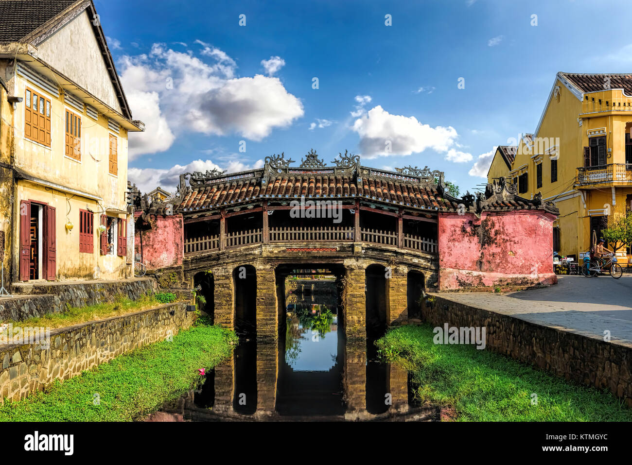 Stuffed monkey dans une fenêtre dans la vieille ville de l'ancienne ville de Hoi An Vietnam Banque D'Images