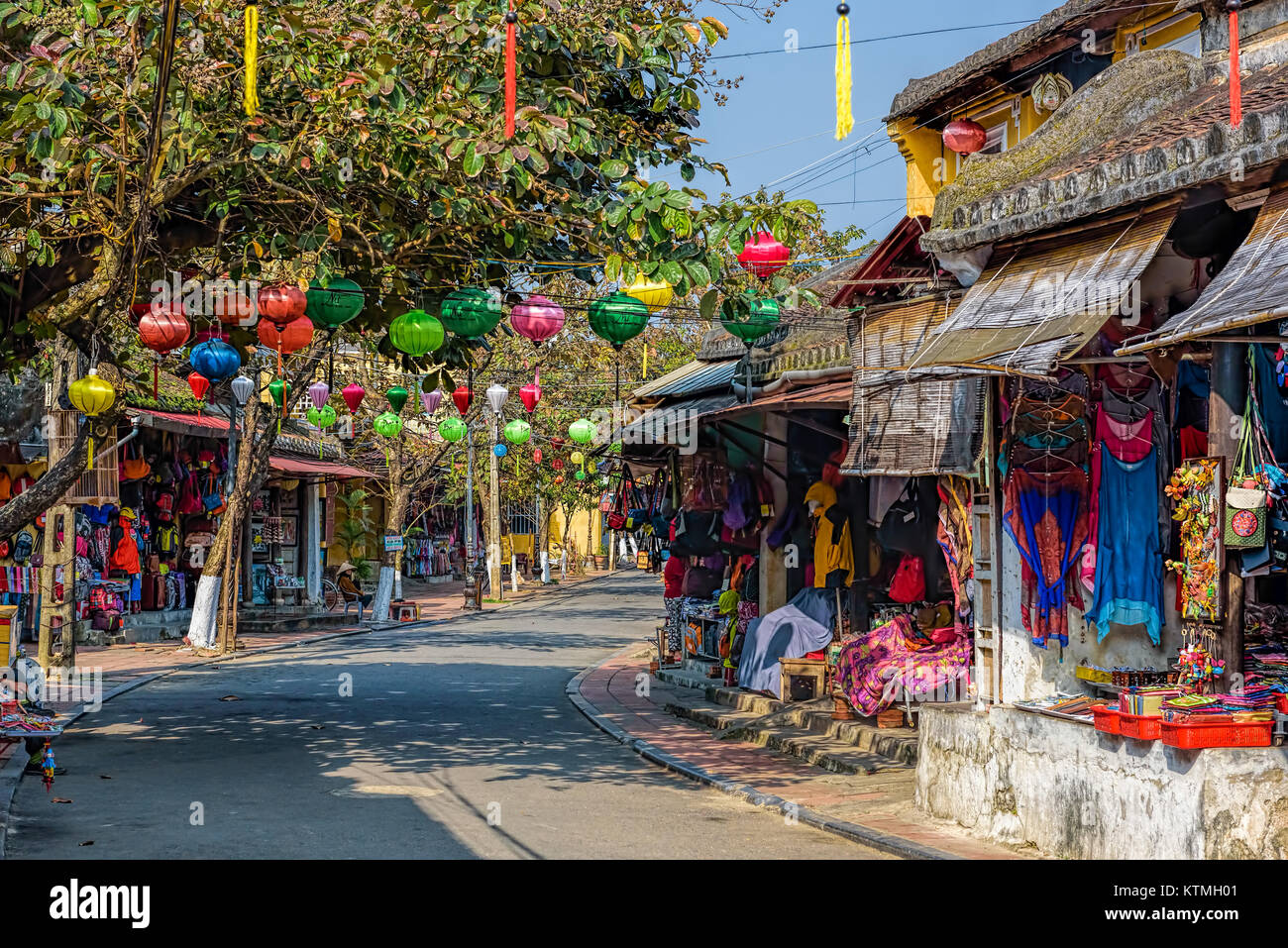 Rue colorés avec des magasins à Hoi An Vietnam Banque D'Images