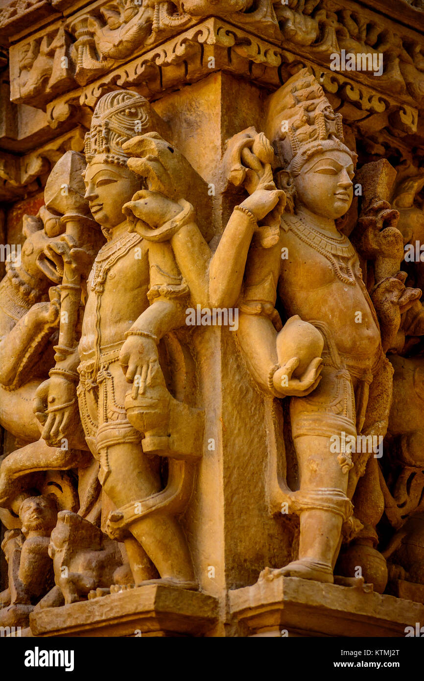 Détail de la sculpture sur pierre complexe de seigneur Vishnu dans un temple, Khajuraho, District Chhatarpur, Madhya Pradesh, Inde Banque D'Images
