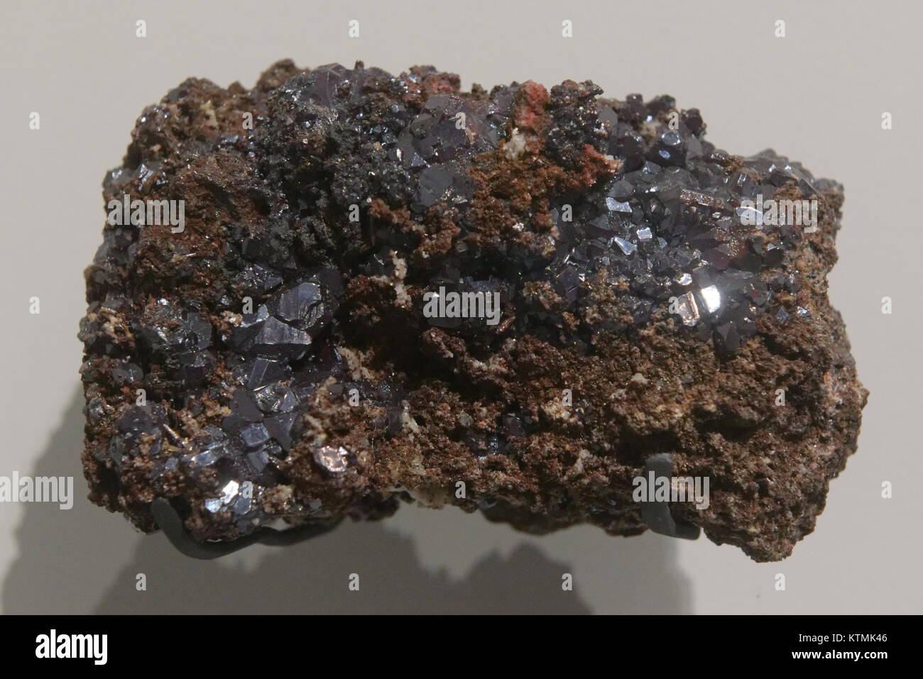 Spécimen de cuprite de Tsumeb, Namibie, conservé dans les collections du Musée National d'histoire naturelle (MNHN). Ce spécimen minéral est remarquable pour sa couleur rouge vif et sa formation de cristaux. Banque D'Images