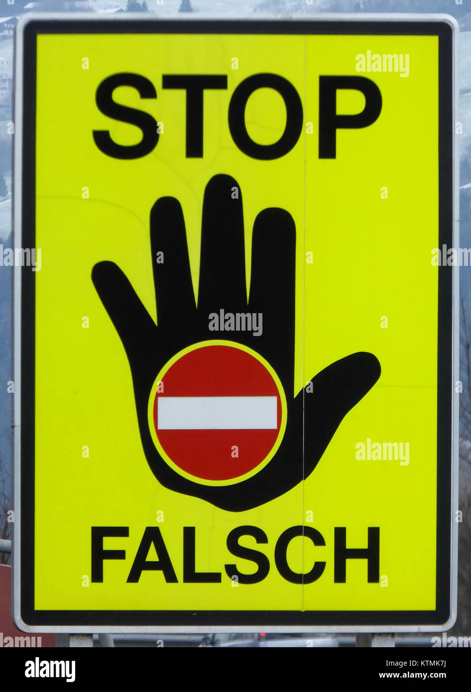 Le panneau *Autobahn AT, Stop Falsch* marque une zone de circulation en Autriche, en particulier une zone d'avertissement ou d'arrêt le long de l'autoroute autrichienne. Cette image met en évidence la sécurité routière et la gestion des routes en Autriche, en particulier sur le réseau des autoroutes. Banque D'Images