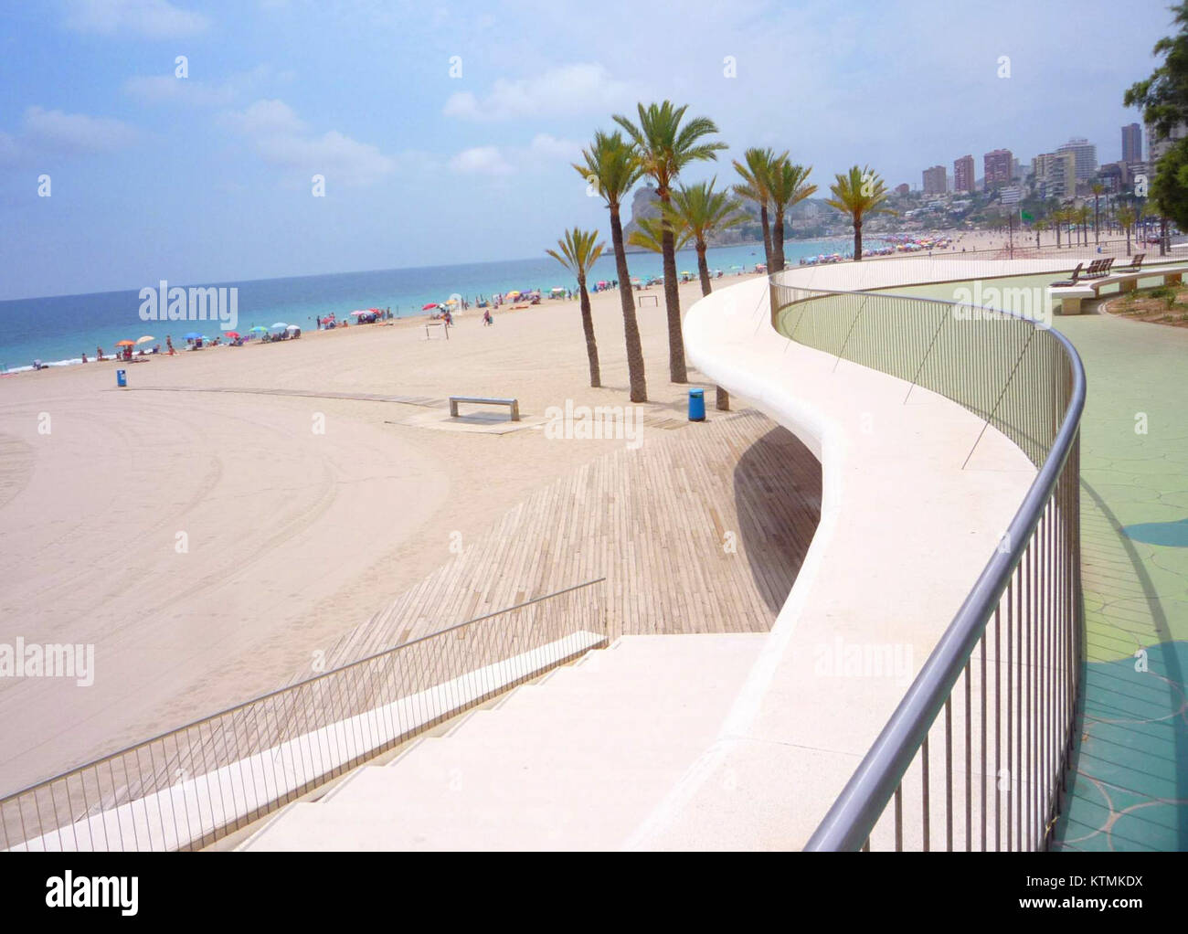 Benidorm Playa de Poniente est une plage populaire située dans la ville côtière de Benidorm, en Espagne. Connue pour son large rivage de sable doré et ses vues panoramiques sur la mer Méditerranée, elle est une destination de choix pour les touristes et les habitants. Banque D'Images