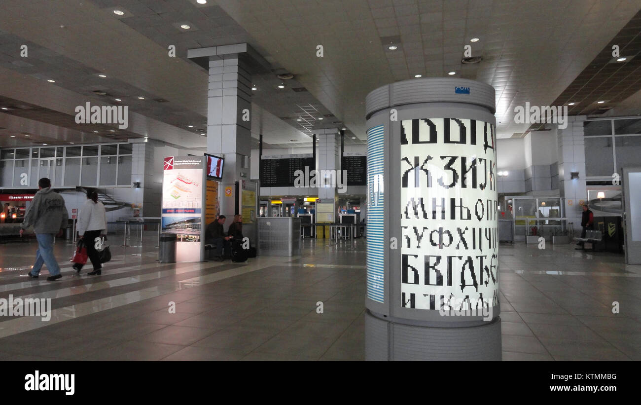 L'intérieur de l'aéroport de Belgrade présente des éléments de design modernes et des espaces fonctionnels pour les voyageurs, y compris des zones d'attente, des comptoirs d'enregistrement et des boutiques hors taxes. Banque D'Images