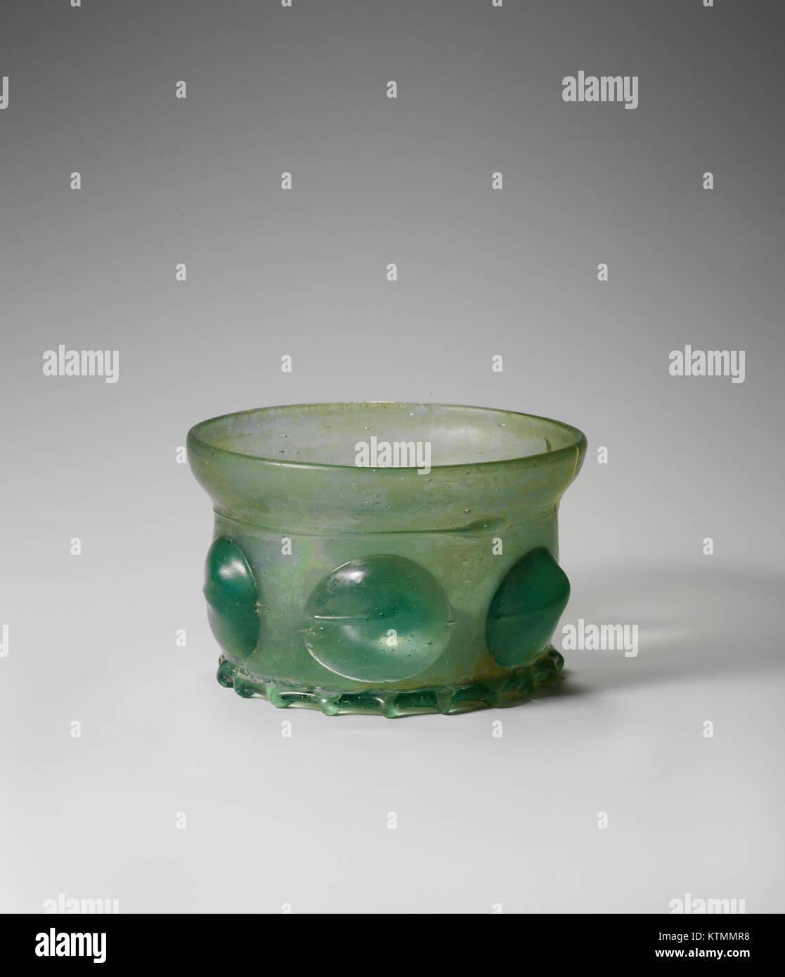 Le bécher Krautstrunk, qui fait partie de la collection MET, est un exemple de poterie allemande du XVIe siècle. Il est connu pour sa forme distinctive et ses éléments décoratifs, représentant le haut niveau de l'artisanat dans la céramique européenne au cours de la période. Banque D'Images