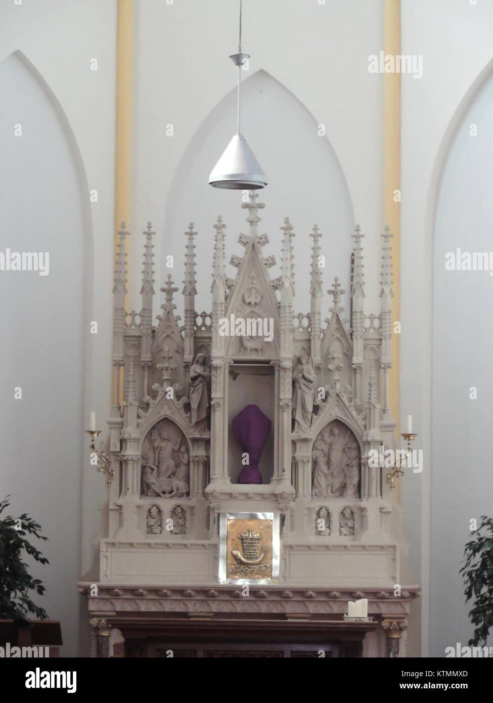 Le maître-autel de l'église de Batenburg, pendant l'observance du jeudi Saint, est traditionnellement décoré d'une croix voilée. Le jeudi Saint marque le début de la période de Pâques et est un jour important dans le calendrier liturgique chrétien, commémorant la dernière Cène et le lavage des pieds des disciples par Jésus. La croix voilée représente à la fois le deuil et la révérence pendant les services de la semaine Sainte. Banque D'Images
