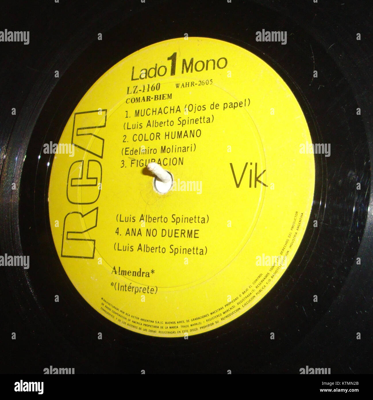 Disco de vinilo Almendra Almendra Almendra est un album du groupe de rock argentin Almendra. Sorti dans les années 1960, l'album est connu pour son rôle influent sur la scène rock latino-américaine. Banque D'Images