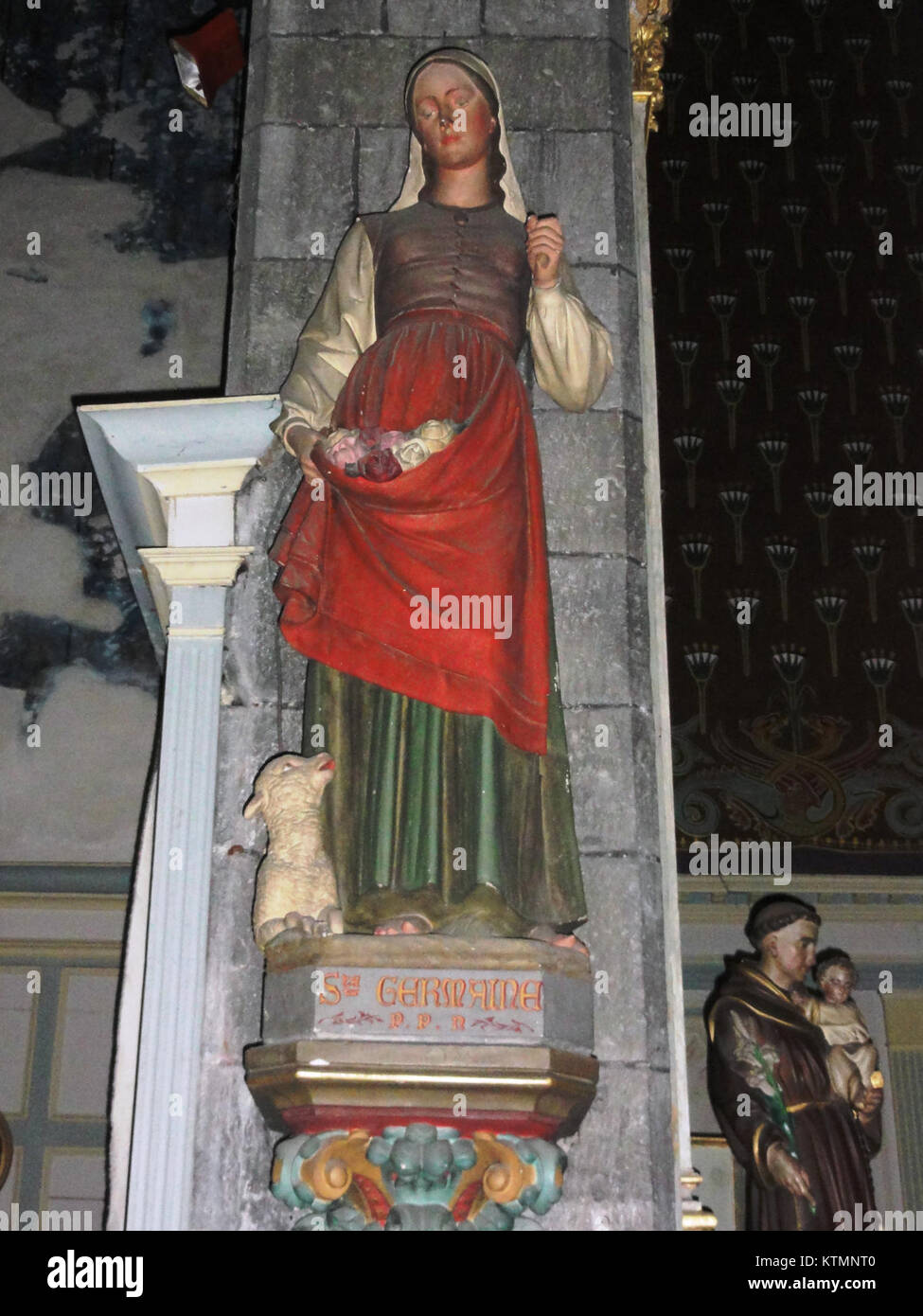Ce titre fait référence à la collégiale d'Avesnes-sur-Helpe, située dans la région Nord de la France, avec une statue de Sainte Germaine de Pibrac. Banque D'Images