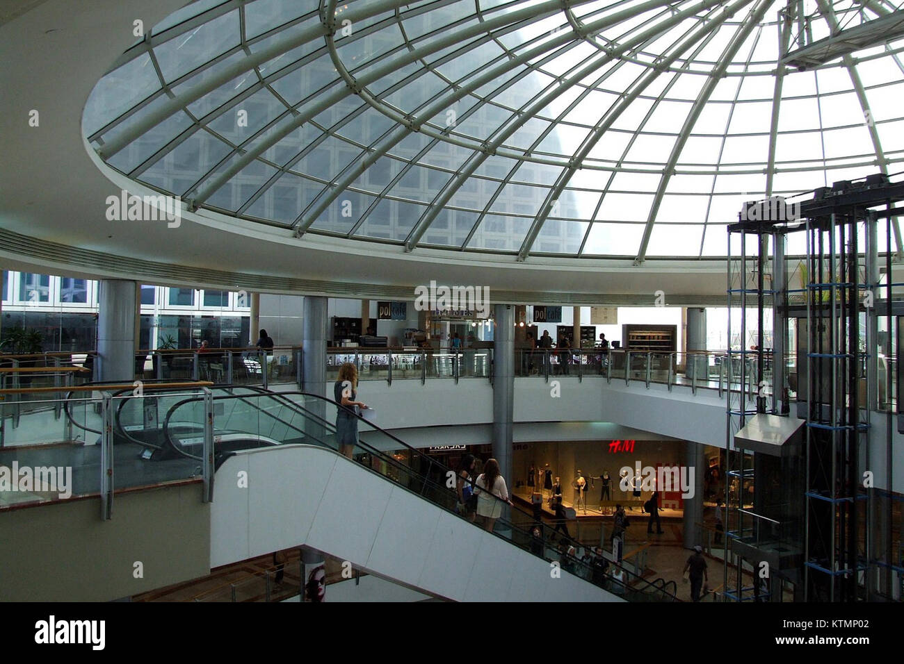 L'Azrieli 3 Floor fait partie des Tours Azrieli de tel Aviv, en Israël, connues pour sa forme circulaire distinctive et sa conception architecturale moderne. C'est une caractéristique clé de l'horizon de tel Aviv et un hub pour les activités commerciales et commerciales. Banque D'Images