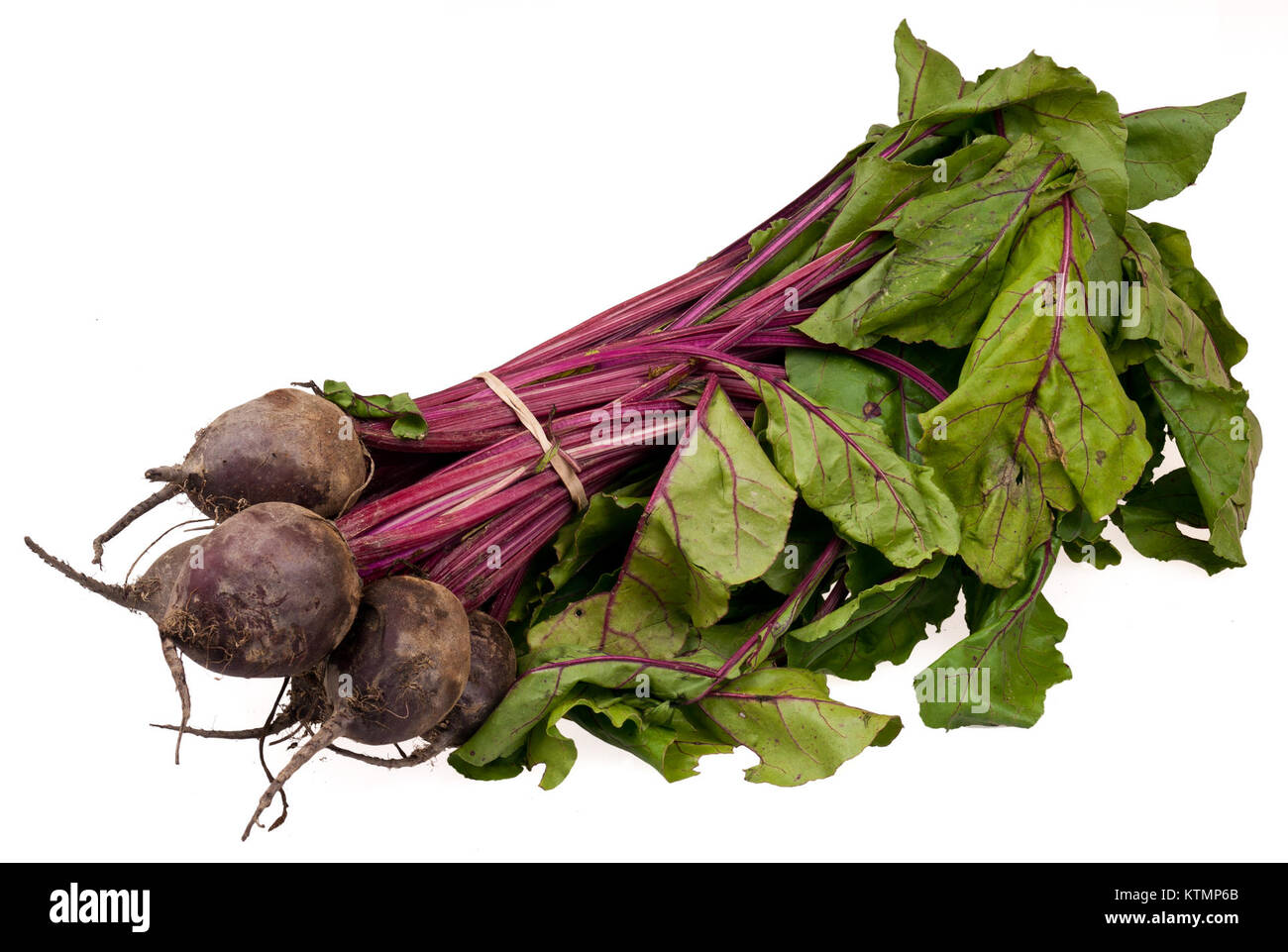 Un paquet de betteraves désigne une collection de betteraves, généralement regroupées pour la vente ou le stockage. Les betteraves sont des légumes racines connus pour leur couleur rouge profond et leur saveur terreuse, couramment utilisés dans divers plats culinaires. Banque D'Images