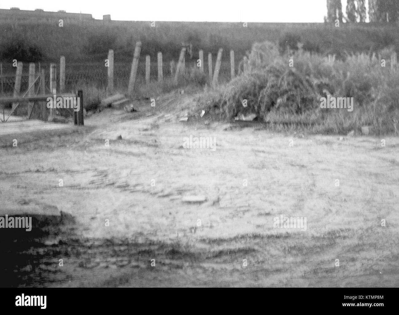 Cette image représente le mur de Berlin en 1963, symbole de la division entre Berlin-est et Berlin-Ouest pendant la guerre froide. Le mur séparait les familles et les idéologies, devenant une barrière physique et politique clé dans l'Europe de l'après-guerre. Sa présence a marqué une tension significative pendant la période de la guerre froide. Banque D'Images