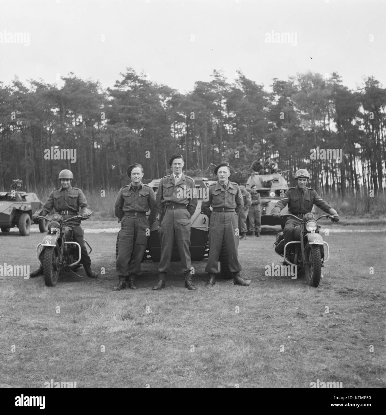 Beediging Pantserdivisie désigne une photographie ou un document historique lié à une division d'infanterie mécanisée. Il documente probablement un événement militaire ou un aspect cérémoniel impliquant des divisions blindées dans un contexte historique, donnant un aperçu des opérations militaires et de l'équipement de l'époque. Banque D'Images
