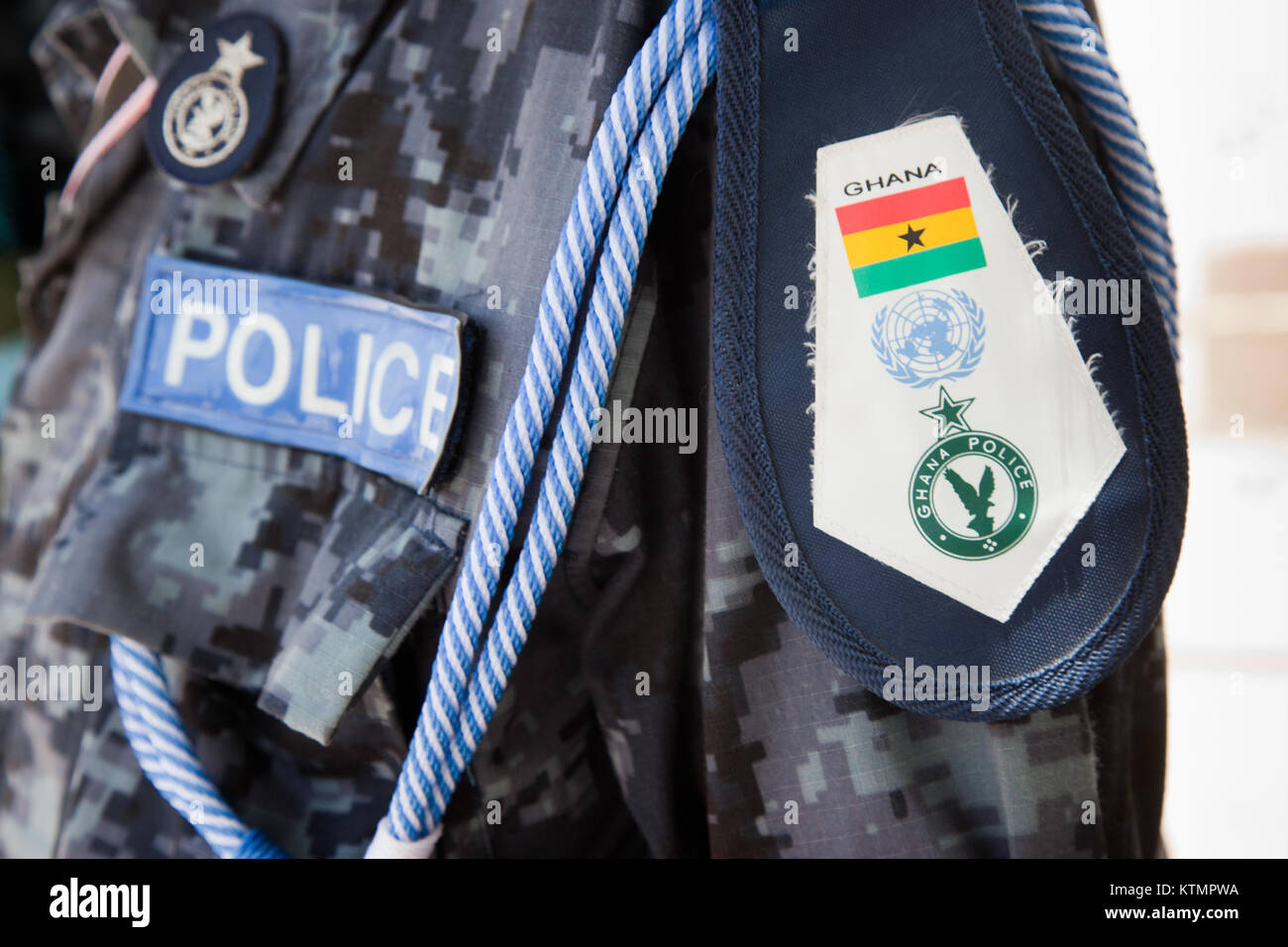 L'image montre un membre de la police fédérale australienne en uniforme. La police est chargée de faire appliquer les lois fédérales dans toute l'Australie, en fournissant des services dans les enquêtes criminelles, la lutte contre le terrorisme et l'application de la loi sur l'immigration. Ce membre fait partie d'une organisation professionnelle d'application de la loi. Banque D'Images