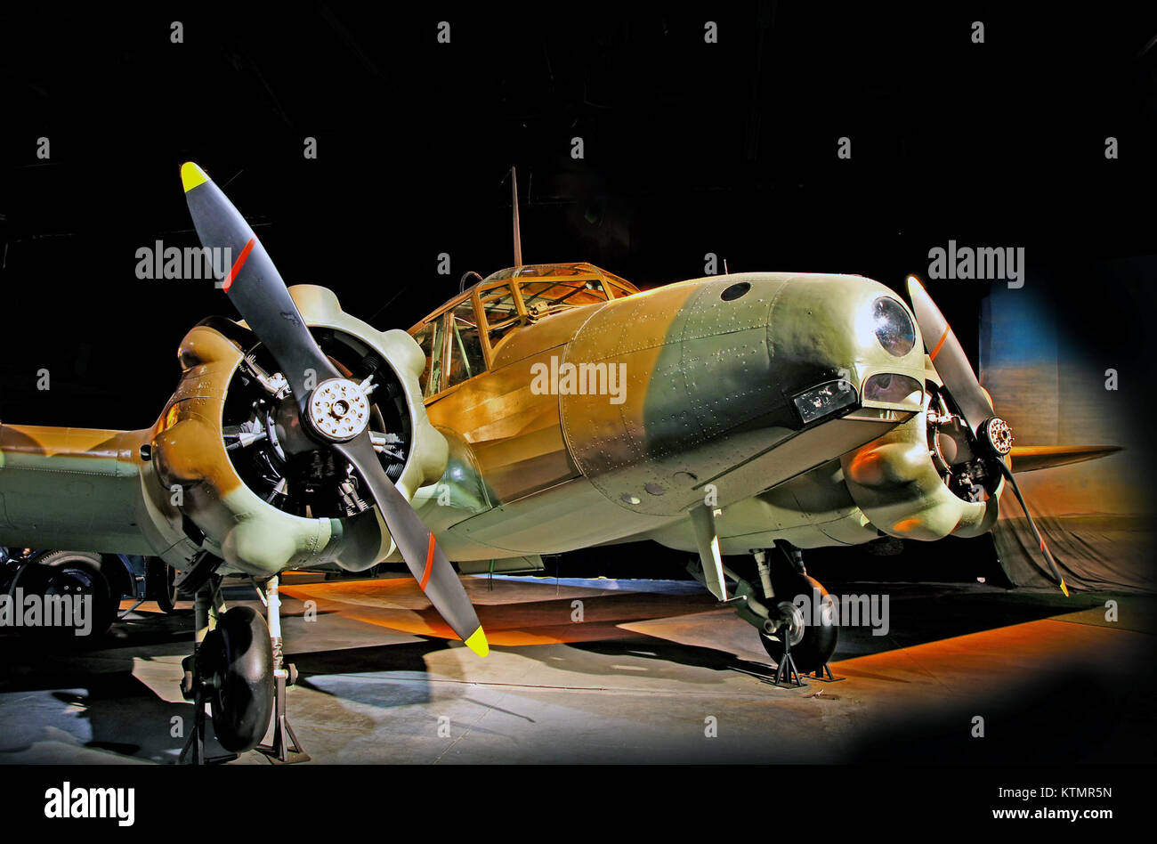 L'Avro Anson Mk 2 est un avion bimoteur britannique multirôle utilisé pendant la IIe Guerre mondiale servant principalement d'avion d'entraînement et de reconnaissance, il était connu pour sa polyvalence et sa fiabilité. Sa conception comportait une structure robuste capable de transporter une variété de charges utiles et d'exécuter diverses fonctions militaires. Banque D'Images