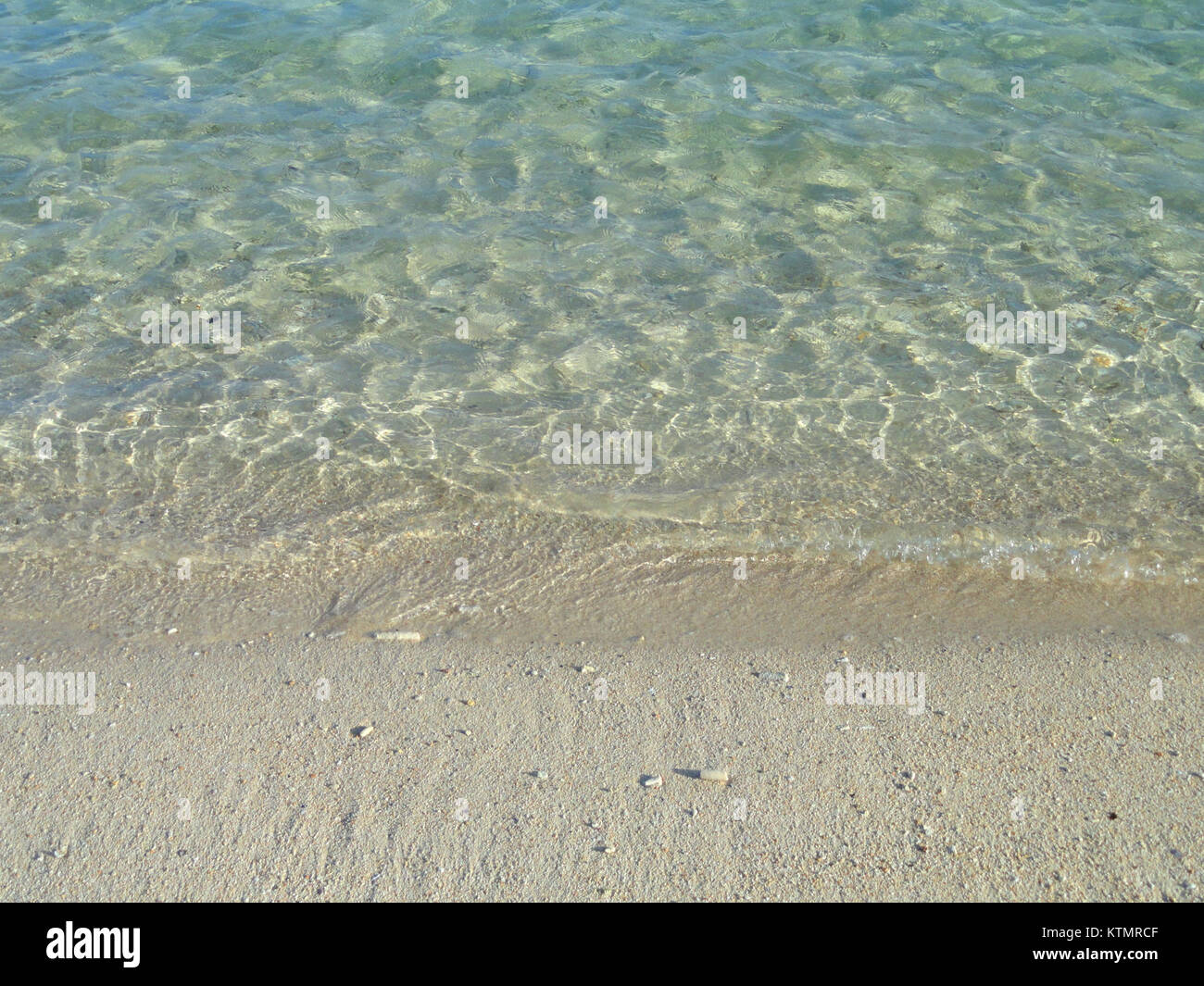 L'image capture la beauté pittoresque de la baie de Tumon à Guam, mettant en valeur ses eaux bleues limpides, sa plage de sable et ses environs tropicaux luxuriants. La baie de Tumon est une destination populaire pour les touristes, connue pour sa vie marine animée et son paysage côtier pittoresque. Banque D'Images