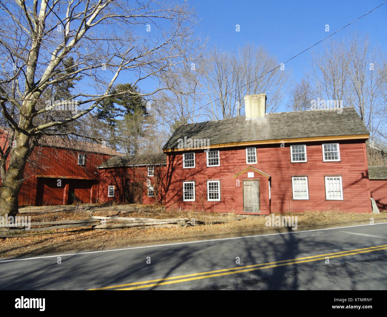 La Benjamin Abbot House est une résidence américaine située dans le Massachusetts, connue pour son style architectural colonial. La maison reflète les premières pratiques de colonisation de la Nouvelle-Angleterre et les conditions de vie historiques. Banque D'Images