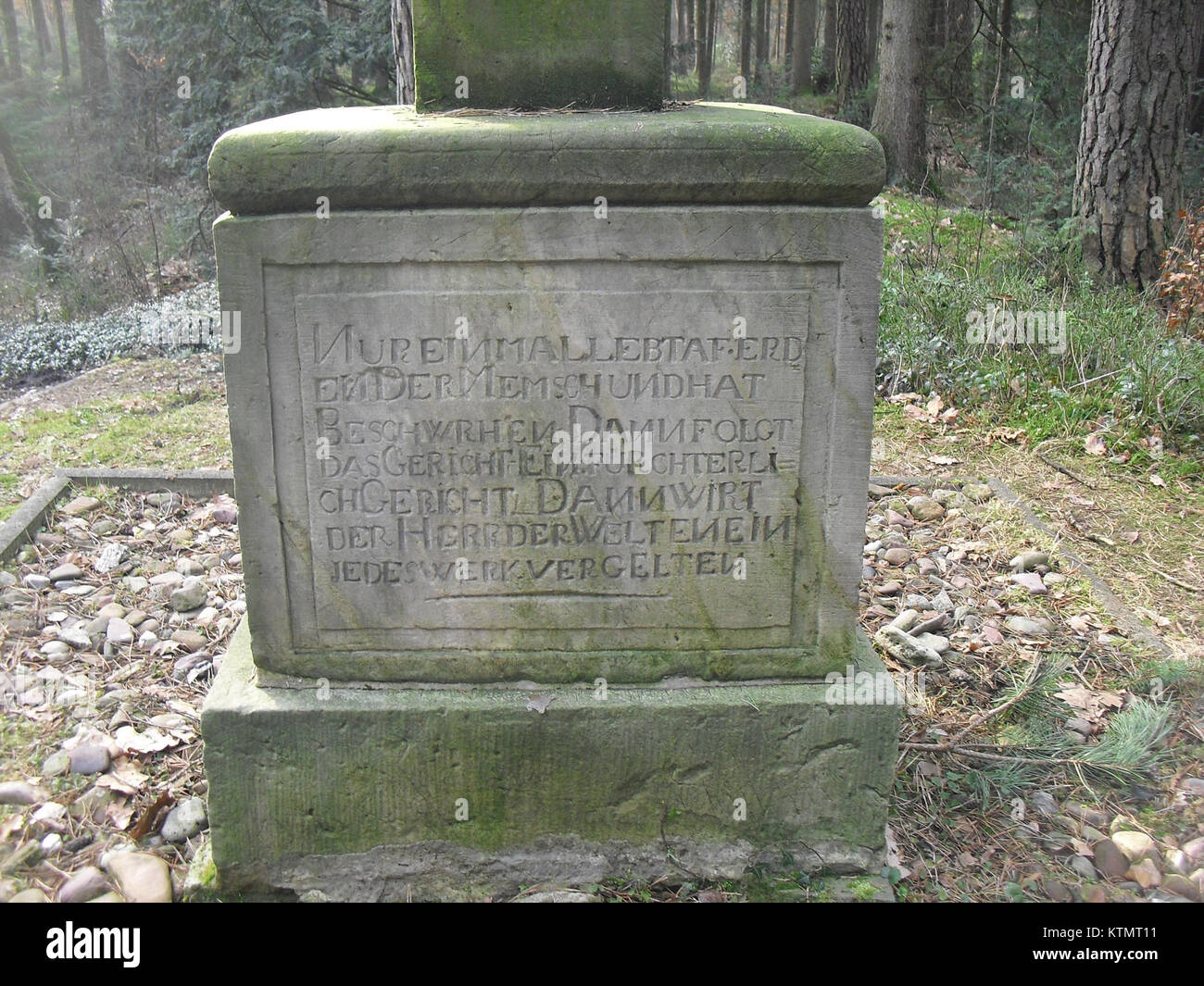 Le Tilly Kreuz, situé à Bad Lippspringe, en Allemagne, comporte une inscription sur son côté gauche. Ce monument historique commémore des événements ou des personnalités clés, offrant un aperçu de l'histoire et du patrimoine locaux. Banque D'Images
