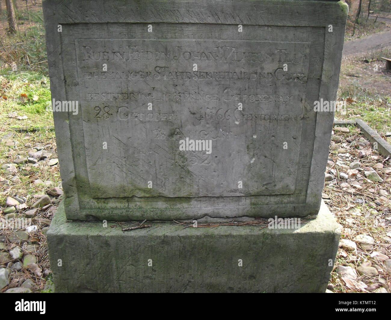 Le Tilly Kreuz à Bad Lippspringe, en Allemagne, est un monument historique avec des inscriptions commémorant des événements historiques clés ou des personnages liés à l'histoire de la région. Banque D'Images