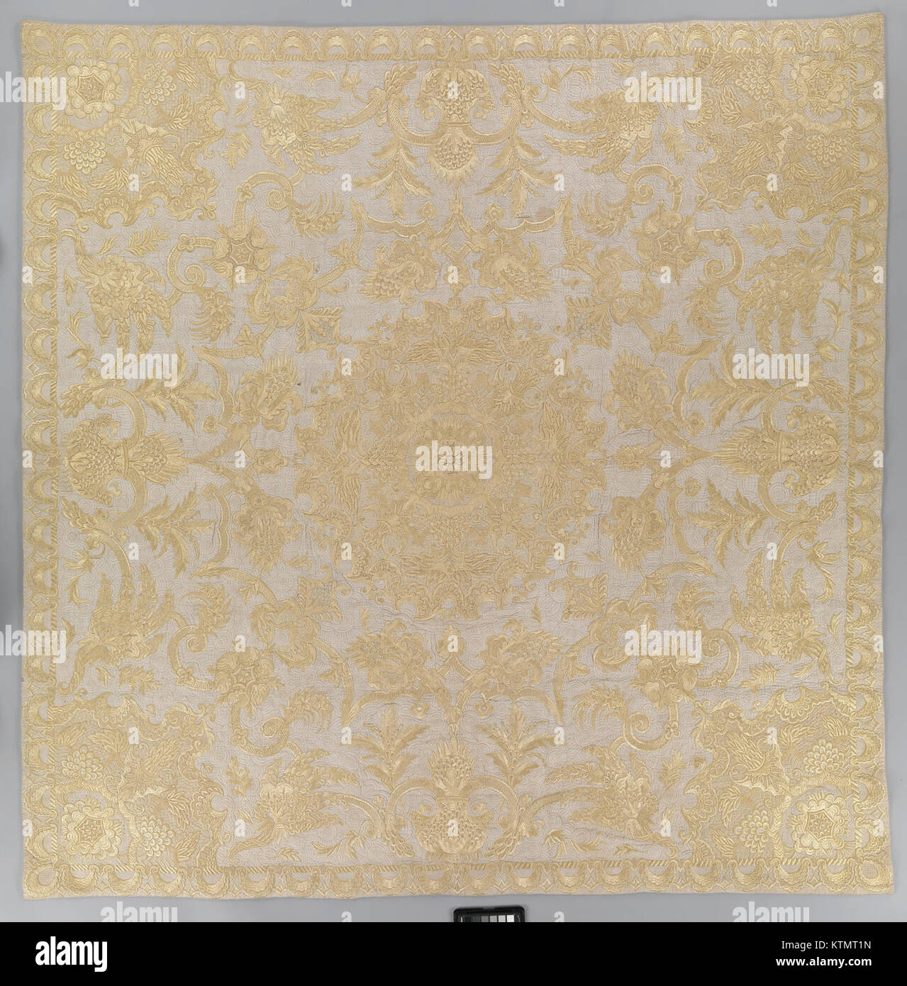 Cette image présente probablement un couvre-lit de la collection du Metropolitan Museum of Art. L'article représente l'artisanat du tissu, souvent d'importance historique, reflétant les tendances culturelles ou artistiques de son époque. Banque D'Images