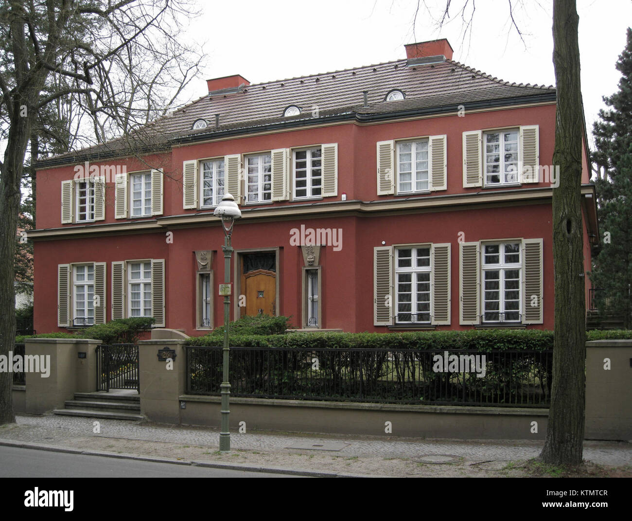 'Auf dem Grat 26' est un site situé à Berlin Dahlem, en Allemagne, connu pour son importance historique et ses caractéristiques architecturales, contribuant au paysage culturel de cityÂ€ ™. Banque D'Images