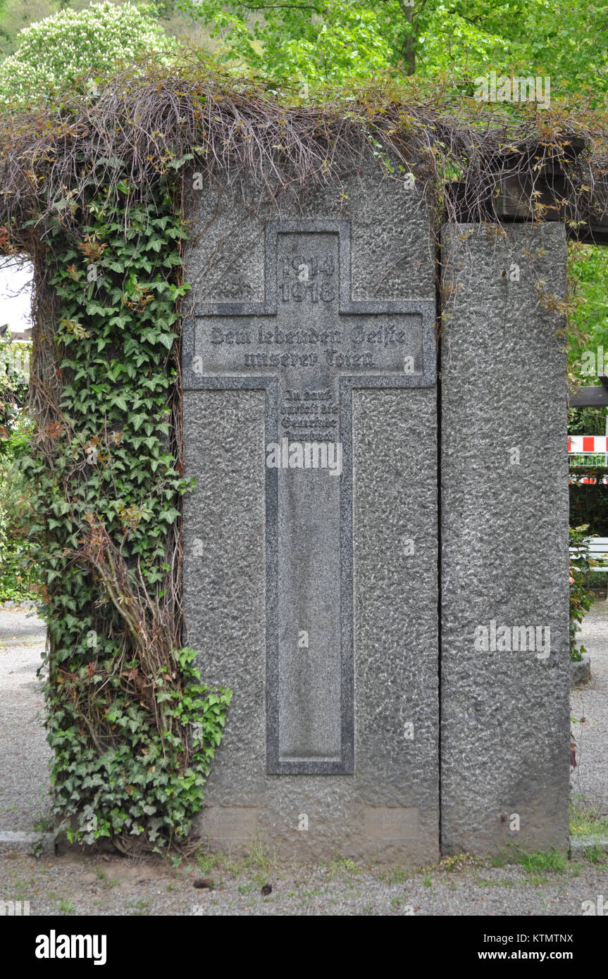 L'Auerbach Gefallenen Ehrenmal, situé en Allemagne, est un mémorial dédié aux soldats tombés dans la région. L'inscription « DEM lebenden Geist unserer Toten » se traduit par « à l'esprit vivant de nos morts », reflétant l'accent mis par le mémorial sur le souvenir et l'honneur des sacrifices consentis pendant la guerre. Banque D'Images