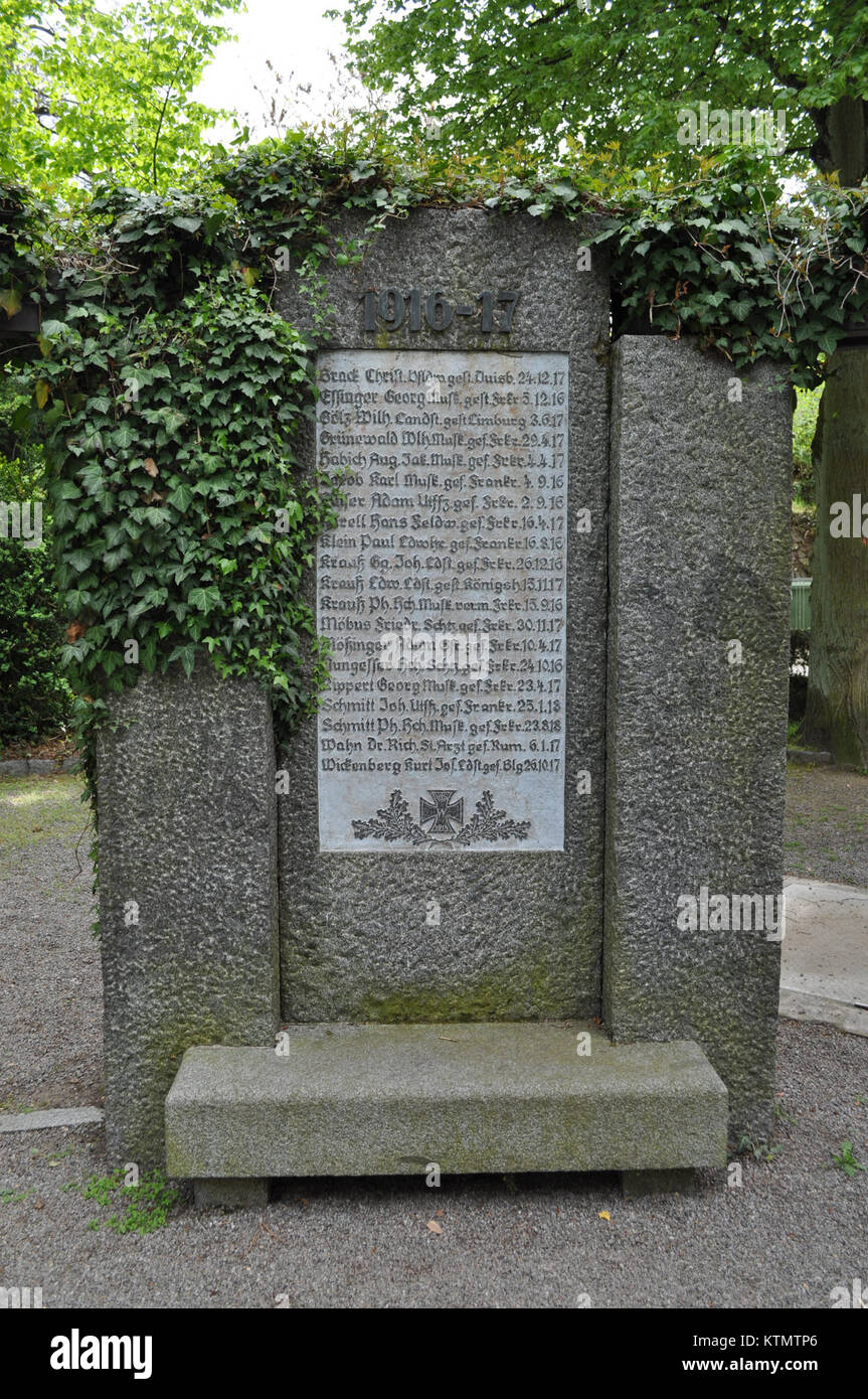 Un mémorial à Auerbach, en Allemagne, en l'honneur de ceux qui sont morts pendant la première et la seconde Guerre mondiale, marqué par une inscription commémorant les soldats tombés en 1916 et 1917. Banque D'Images